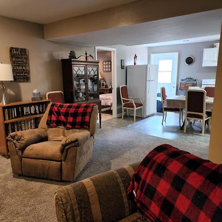 Lovely 3- Bedroom Apartment With Street Parking. Goshen Exterior photo