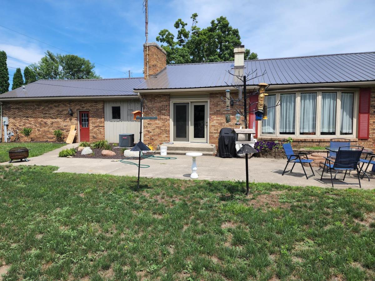Lovely 3- Bedroom Apartment With Street Parking. Goshen Exterior photo