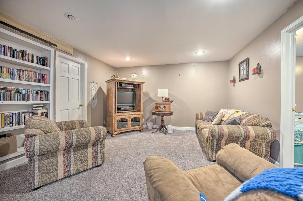 Lovely 3- Bedroom Apartment With Street Parking. Goshen Exterior photo