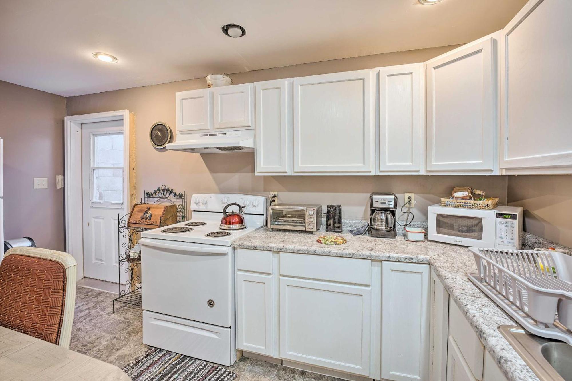 Lovely 3- Bedroom Apartment With Street Parking. Goshen Exterior photo